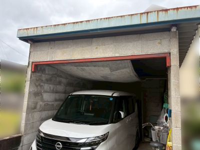 道路側から見た解体前のCB造倉庫