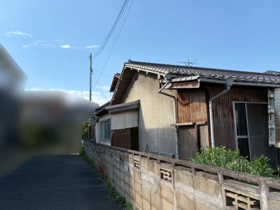 道路側から見た解体前の建物