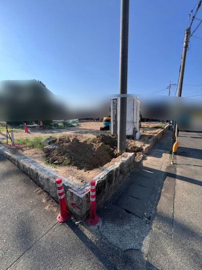 道路側から見た撤去範囲の塀・石垣