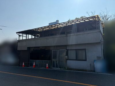 道路側から見た解体前の建物