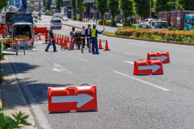 岡山市の解体工事で道路使用許可は必要？重機・足場・トラックの手続きと費用
