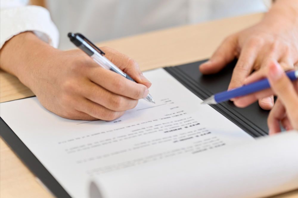 解体後の登記手続きに必要な書類を確認するイメージ