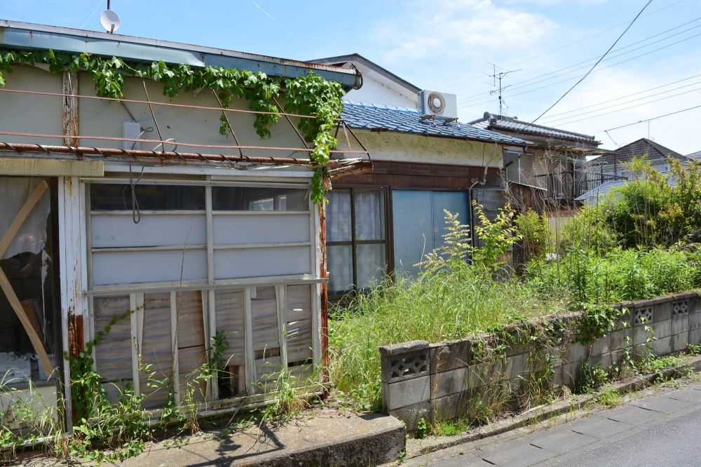 解体を検討する空き家となった日本の住宅の外観