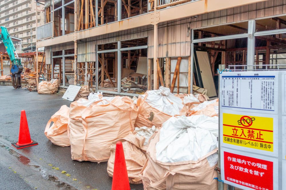 石綿含有建材が確認された場合に作業計画に沿って解体を進める現場のイメージ